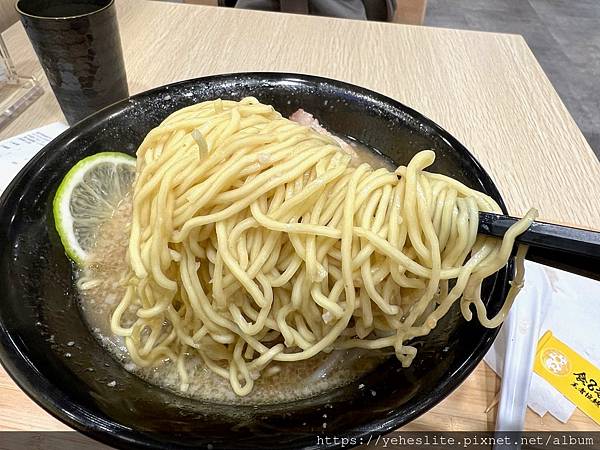 「高雄日式拉麵」食8番王者拉麵（已撤櫃），不只是拉麵，還有丼