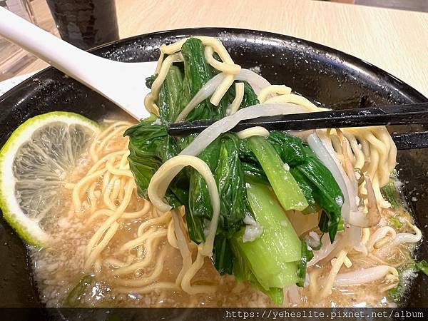 「高雄日式拉麵」食8番王者拉麵（已撤櫃），不只是拉麵，還有丼