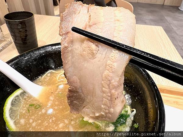 「高雄日式拉麵」食8番王者拉麵（已撤櫃），不只是拉麵，還有丼