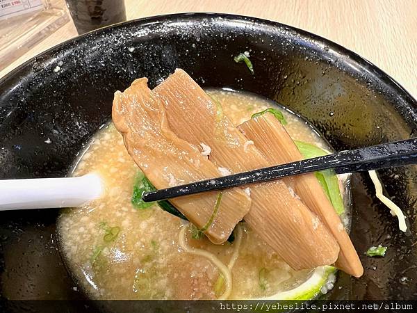 「高雄日式拉麵」食8番王者拉麵（已撤櫃），不只是拉麵，還有丼