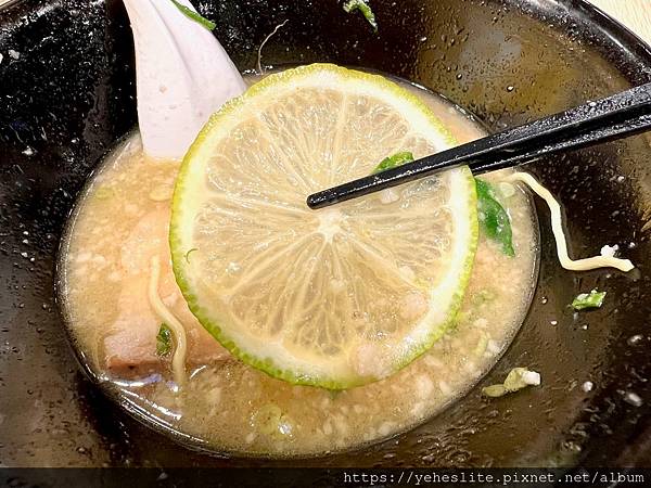 「高雄日式拉麵」食8番王者拉麵（已撤櫃），不只是拉麵，還有丼