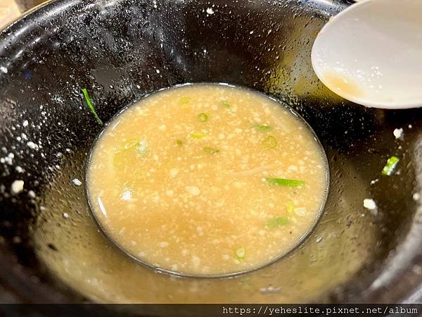 「高雄日式拉麵」食8番王者拉麵（已撤櫃），不只是拉麵，還有丼