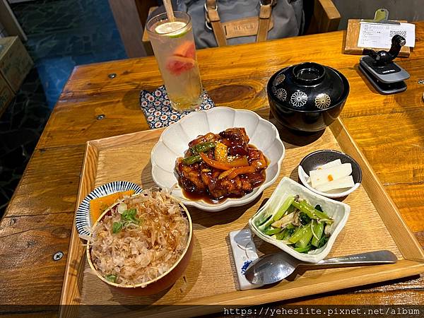 「高雄老屋餐廳」柒壹喫堂，它的前身竟是個理髮廳！滿滿的懷舊氛