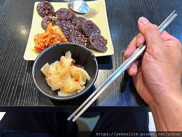 「高雄韓式料理」大叔韓式料理，豬血腸吃起來沒有想像中那麽可怕