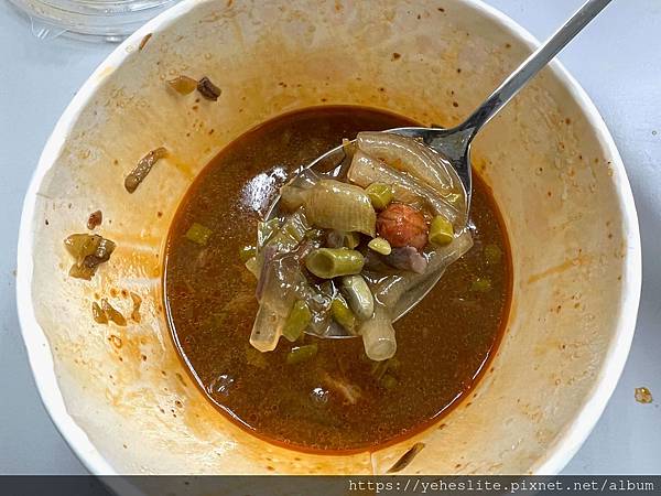 「高雄牛肉麵」秀麵館，酸辣香集結在一起的好吃滋味｜Q彈的酸辣