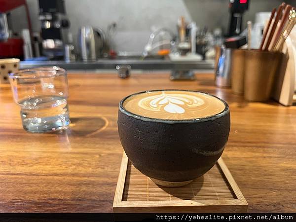 「高雄咖啡館」燃木咖啡研究所，特有的日式沖煮咖啡手法｜隱藏在