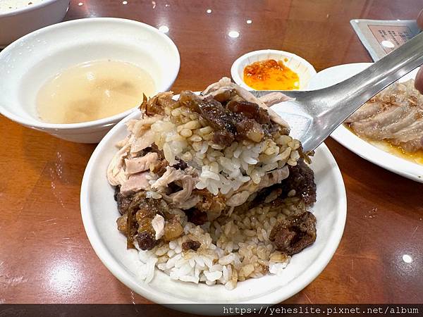 「高雄小吃」臺灣麵雞飯，喜歡它的雞魯飯｜有牛肉麵和鹽水意麵｜