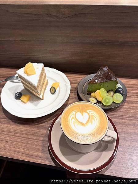 「高雄新興深夜咖啡廳」啡湮，第一次吃到巴斯克蛋糕搭配水果的美