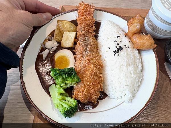 「高雄日式咖哩」龝田熟成咖哩文山店，炸物和咖哩醬都讓人喜歡｜