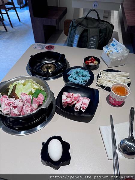 「高雄前鎮小火鍋」暖暖小火鍋，內用鍋物可享免費的自助吧，自助