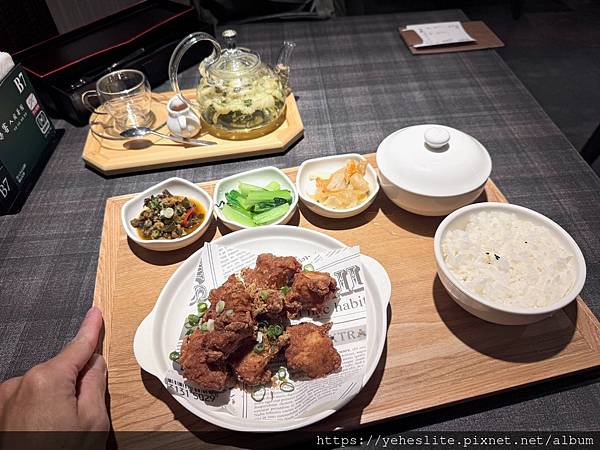 「高雄夢時代美食」集客人間茶館，熱菊花茶真心好喝推薦｜餐點是