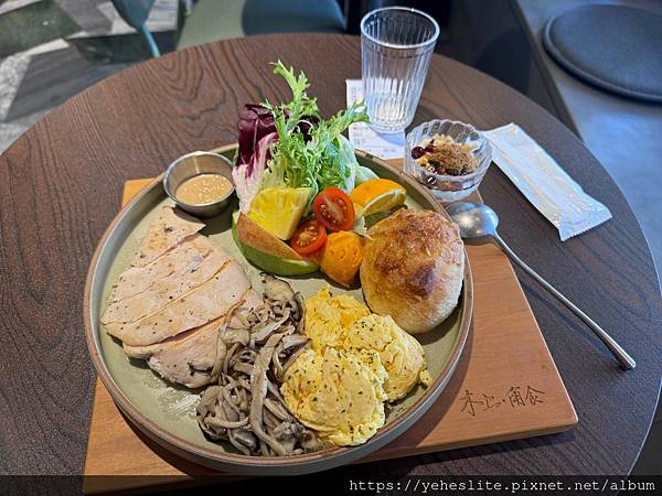 「高雄新興早午餐」木上角食仁愛店，有著日式喫茶店風格的早午餐