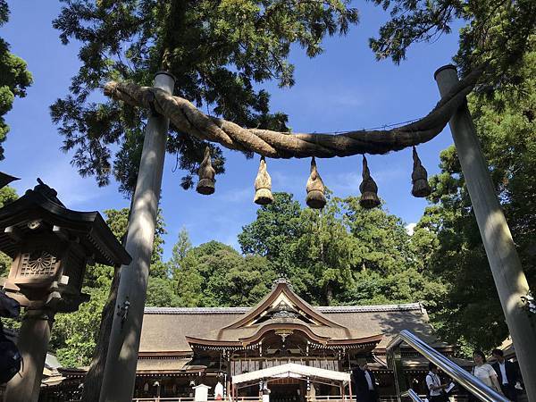 日本關西 奈良三輪明神大神神社看繩鳥居喝御神水 美冠仙子進進出出 痞客邦