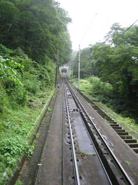 陡斜的山路--坐在電車裡都不會有傾斜感唷