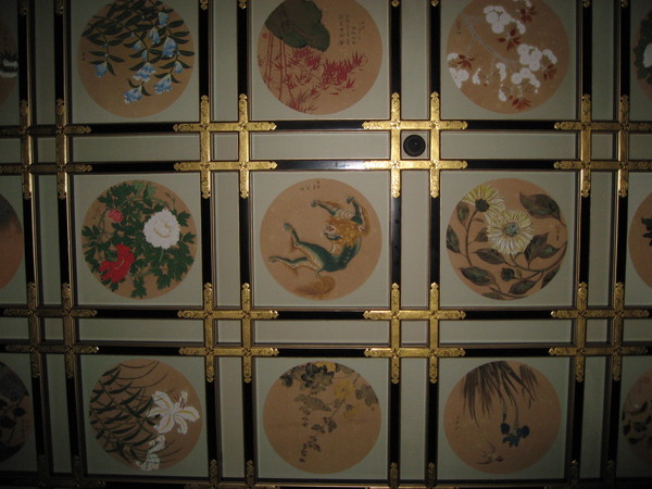 永平寺內某處的天花板--據說是以230幅不同畫家的作品拼成的唷！聽說如果找到花栗鼠、鯉魚的話會帶來好運！！