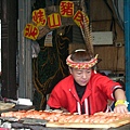 原住民在賣炭烤山豬肉>_<