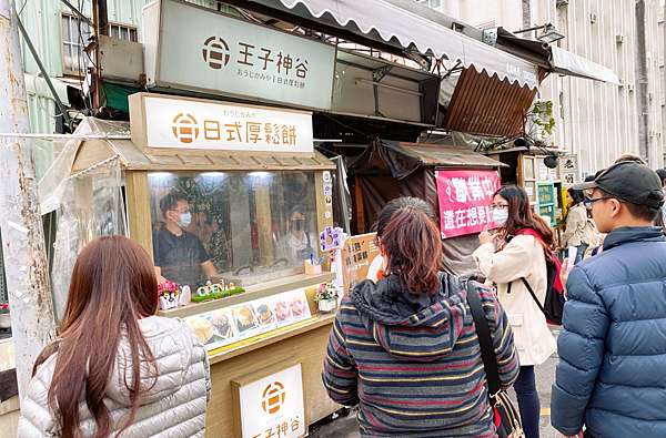 台中必吃排隊美食 王子神谷おうじかみや 台中一中店 必吃半熟乳酪蛋糕 草莓舒芙蕾 焦糖原味舒芙蕾 法芙娜巧克力 舒芙蕾帶回去冰過之後更好吃喲 輕盈寶寶
