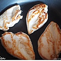 雞胸肉用槌子敲均厚, 熱鍋熱油入雞胸, 每面中大火(電爐火力6)煎兩分鐘