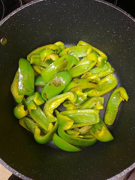 鍋裡刷一咪咪油煸青椒