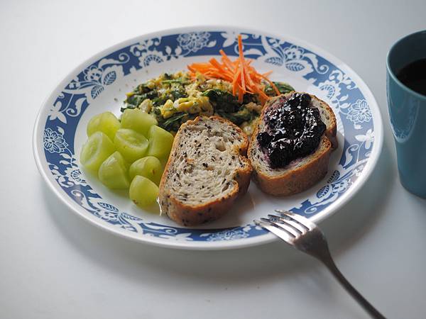 早餐-胡蘿蔔沙拉, 菠菜炒蛋, 黑芝麻麵包, 自製藍莓果醬, 水果,