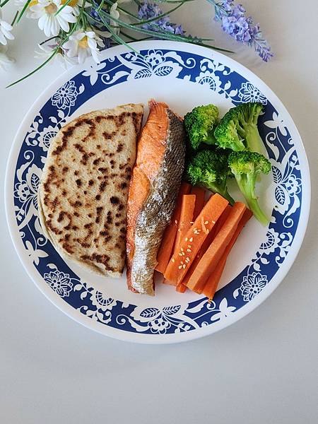 400大卡以下一餐-自製皮塔餅與鮭魚