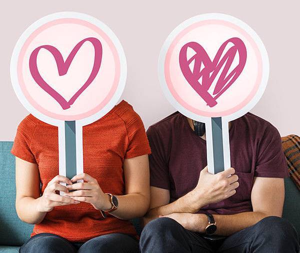 happy-couple-holding-heart-signs_53876-42602.jpg happy-couple-holding-heart-signs_53876-42602.jpg