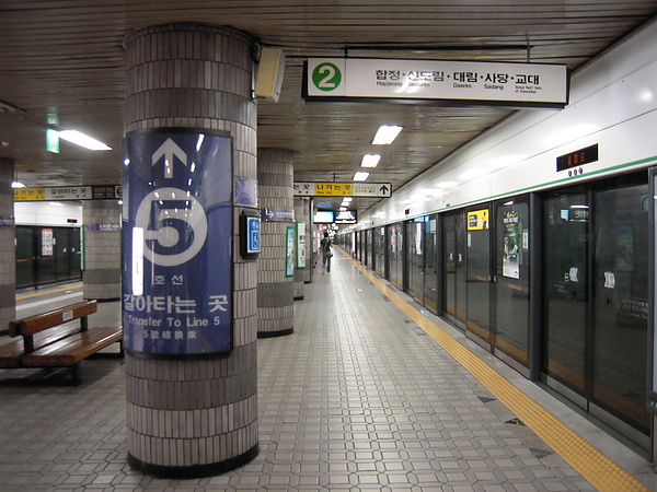 中秋前夕冷清的捷運站.JPG 中秋前夕冷清的捷運站.JPG