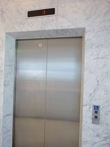 014提供長者及殘障人士快速通關、上下樓的電梯.JPG