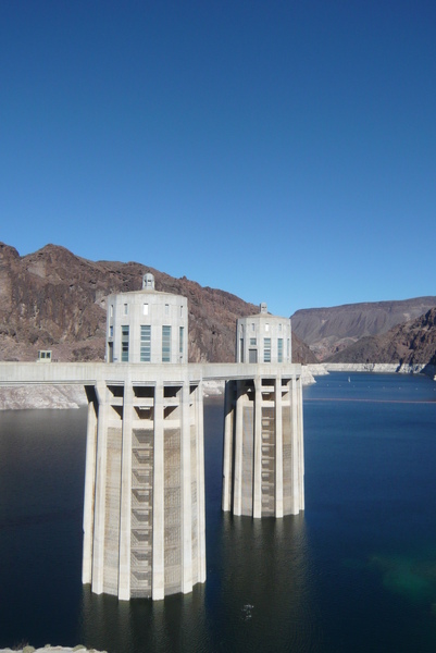 Hoover Dam接Lake Mead