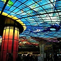 高雄捷運美麗島站宏偉美麗的彩繪玻璃穹頂