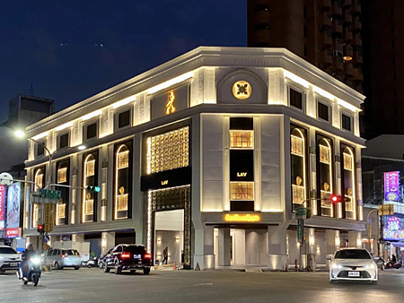 01.鑫豪天地LV 外觀猶如高級精品店.png 01.鑫豪天地LV 外觀猶如高級精品店.png