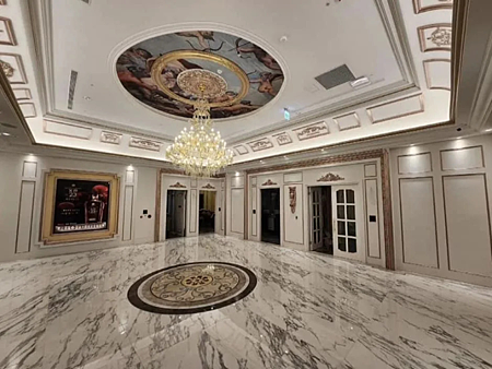 02.02.大廳鋪上同色調大理石高掛百萬水晶吊燈.png 02.02.大廳鋪上同色調大理石高掛百萬水晶吊燈.png