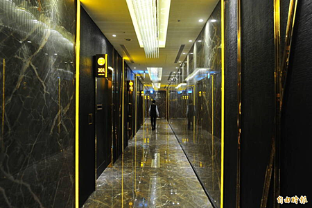 03.整片大理石裝潢牆面,精選用料打造奢華排場,拉高消費市場區隔。.png 03.整片大理石裝潢牆面,精選用料打造奢華排場,拉高消費市場區隔。.png