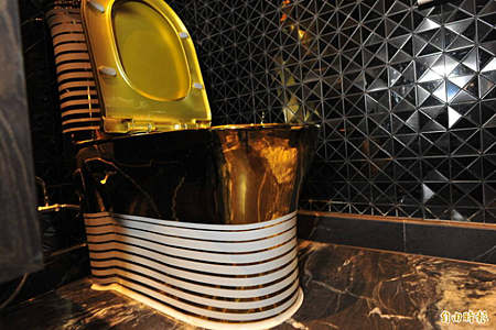 06.頂流包廂的標準配備~~金馬桶.png 06.頂流包廂的標準配備~~金馬桶.png