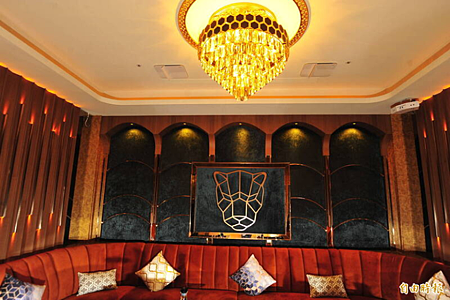 07.即使小包廂依然安裝了水晶燈,用料絕不馬虎,貴族氣息俯拾皆是.png 07.即使小包廂依然安裝了水晶燈,用料絕不馬虎,貴族氣息俯拾皆是.png