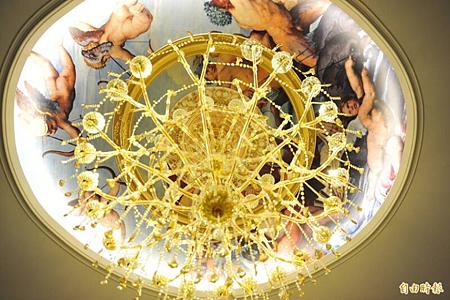 08.大廳斥資數百萬的大水晶吊燈,充滿文藝復興的風格.png 08.大廳斥資數百萬的大水晶吊燈,充滿文藝復興的風格.png