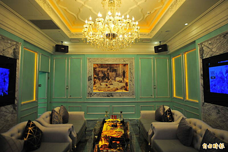 09.VIP大包廂的4張三人座沙發,不但能容納更多客人更兼顧舒適品味。.png 09.VIP大包廂的4張三人座沙發,不但能容納更多客人更兼顧舒適品味。.png