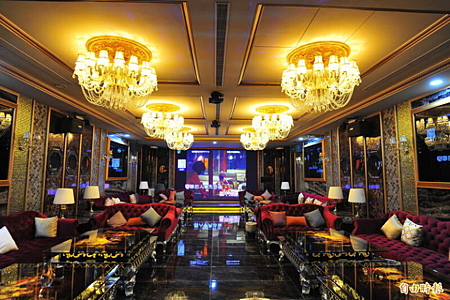 10.被稱為鑫豪天地L%26;V門面的超大包廂,配置6盞水晶燈、超過百吋的4K無縫螢幕.png 10.被稱為鑫豪天地L%26;V門面的超大包廂,配置6盞水晶燈、超過百吋的4K無縫螢幕.png