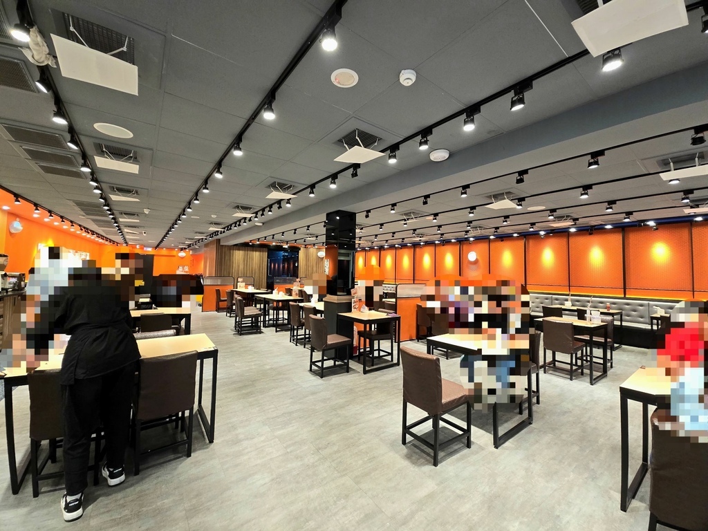 【彰化｜員林】小時厚牛排｜平價厚切牛排現煎香氣滿分，自助吧濃