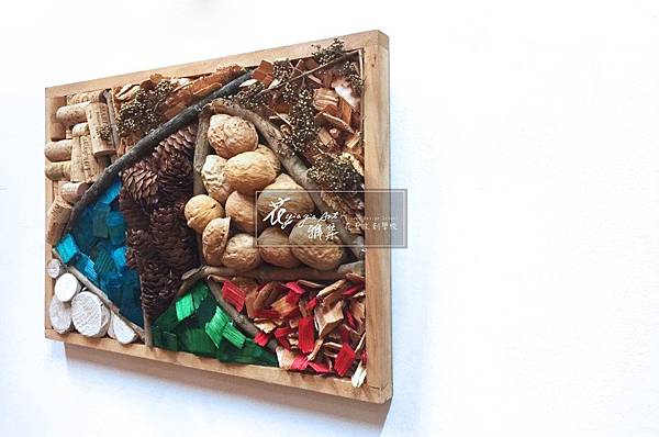 ‖當代複合媒材‖ 畫框切割的幾何圖形， 聚集不同樣式乾燥材， 使原本溫潤木料活潑生動。 林林總總的材料佐以色彩，  猶似大自然中的四季更迭。 --------------