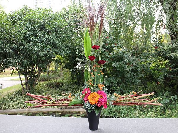 ‖靜止花天秤‖ 紅水木等長延伸成一條簡約的恆線, 矗立的花朵們從中而立, 促使形成對稱而均衡的畫面 總給人們安心穩定的平衡。 ---------------------- ‖靜止花天秤‖ 紅水木等長延伸成一條簡約的恆線, 矗立的花朵們從中而立, 促使形成對稱而均衡的畫面 總給人們安心穩定的平衡。 ----------------------