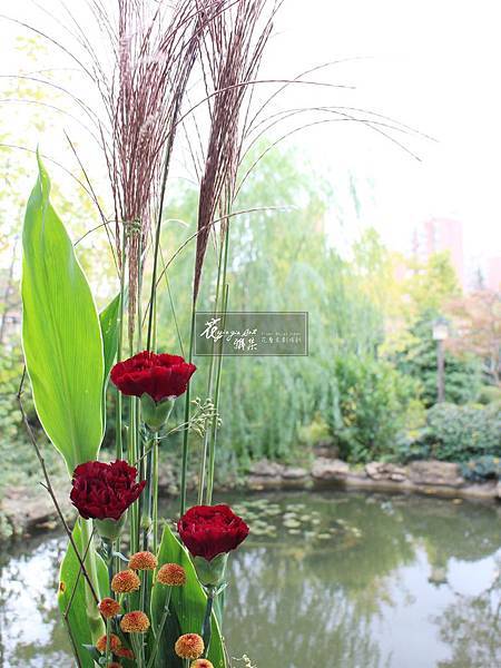 ‖靜止花天秤‖ 紅水木等長延伸成一條簡約的恆線, 矗立的花朵們從中而立, 促使形成對稱而均衡的畫面 總給人們安心穩定的平衡。 ---------------------- ‖靜止花天秤‖ 紅水木等長延伸成一條簡約的恆線, 矗立的花朵們從中而立, 促使形成對稱而均衡的畫面 總給人們安心穩定的平衡。 ----------------------