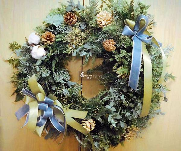 ∥少女的祈禱∥ 清香的諾貝松， 精心地搭配千姿百態的松果、白樺木， 點綴上浪漫手工的法國結，優雅湖藍及橄欖綠 注入一絲希望和寧靜的感受。 ----------------