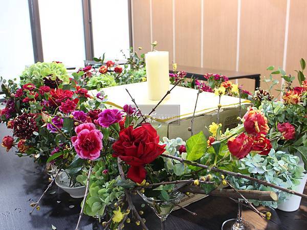 ‖蛋糕桌花‖ 魅惑的紅調….暖心  淡淡的幽香….舒心  浪漫的蛋糕桌花，為婚禮揭開下一個高潮 ---------------------------------- De