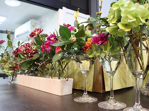 ‖蛋糕桌花‖ 魅惑的紅調….暖心  淡淡的幽香….舒心  浪漫的蛋糕桌花，為婚禮揭開下一個高潮 ---------------------------------- De