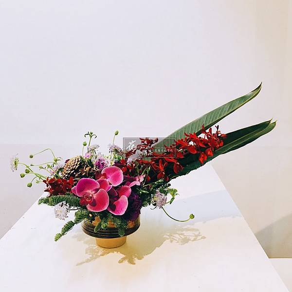 ‖區域焦點‖ 紅黃花采間綠葉襯雅緻 枯木呈自然松果落其中 微風一吹過 文心翠珠又搖頭 美麗的大自然 是心靈的故鄉 --------------------- Design