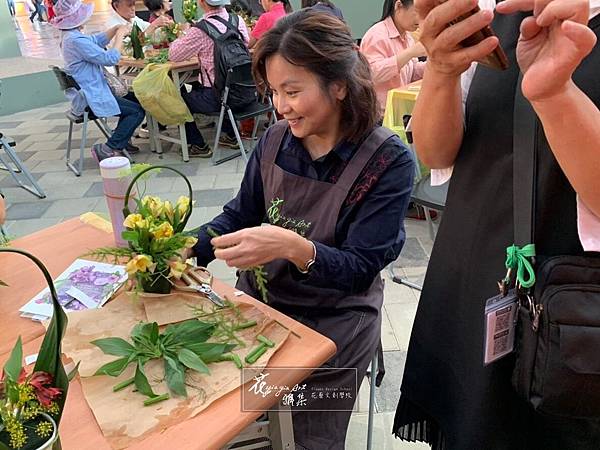 ‖台中世界花博示範教學‖  從老師笑容中，看見了自信光彩！ 從學員笑容中，感受了滿足快樂！ 那是台下十年功，對花滿滿心意與堅持， 傳播給同樣愛花的你們。 這場一期一會的示