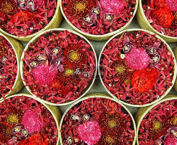 ∥富貴圓滿∥ 竹子是中國人生活的一部份， 編織更是老祖宗的智慧結晶， 圓形竹編盒，綴上東亞蘭、金線菊，繫上緞布腰帶， 讓花藝設計不只是設計，而是東方美學昇華的蛻變， 這也