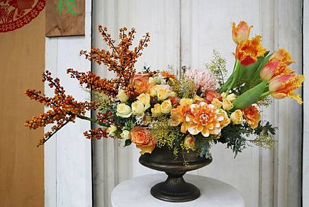 ‖點亮心靈的繽紛花彩‖ 2019年度代表色-珊瑚橘,偏暖、帶點金的色調,給人「溫和又活潑」的感受。 如此繽紛的顏色,如果要直接穿搭在身上,也許還有點害羞。可以藉由花藝把珊 ‖點亮心靈的繽紛花彩‖ 2019年度代表色-珊瑚橘,偏暖、帶點金的色調,給人「溫和又活潑」的感受。 如此繽紛的顏色,如果要直接穿搭在身上,也許還有點害羞。可以藉由花藝把珊