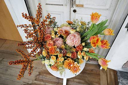 ‖點亮心靈的繽紛花彩‖ 2019年度代表色-珊瑚橘,偏暖、帶點金的色調,給人「溫和又活潑」的感受。 如此繽紛的顏色,如果要直接穿搭在身上,也許還有點害羞。可以藉由花藝把珊 ‖點亮心靈的繽紛花彩‖ 2019年度代表色-珊瑚橘,偏暖、帶點金的色調,給人「溫和又活潑」的感受。 如此繽紛的顏色,如果要直接穿搭在身上,也許還有點害羞。可以藉由花藝把珊
